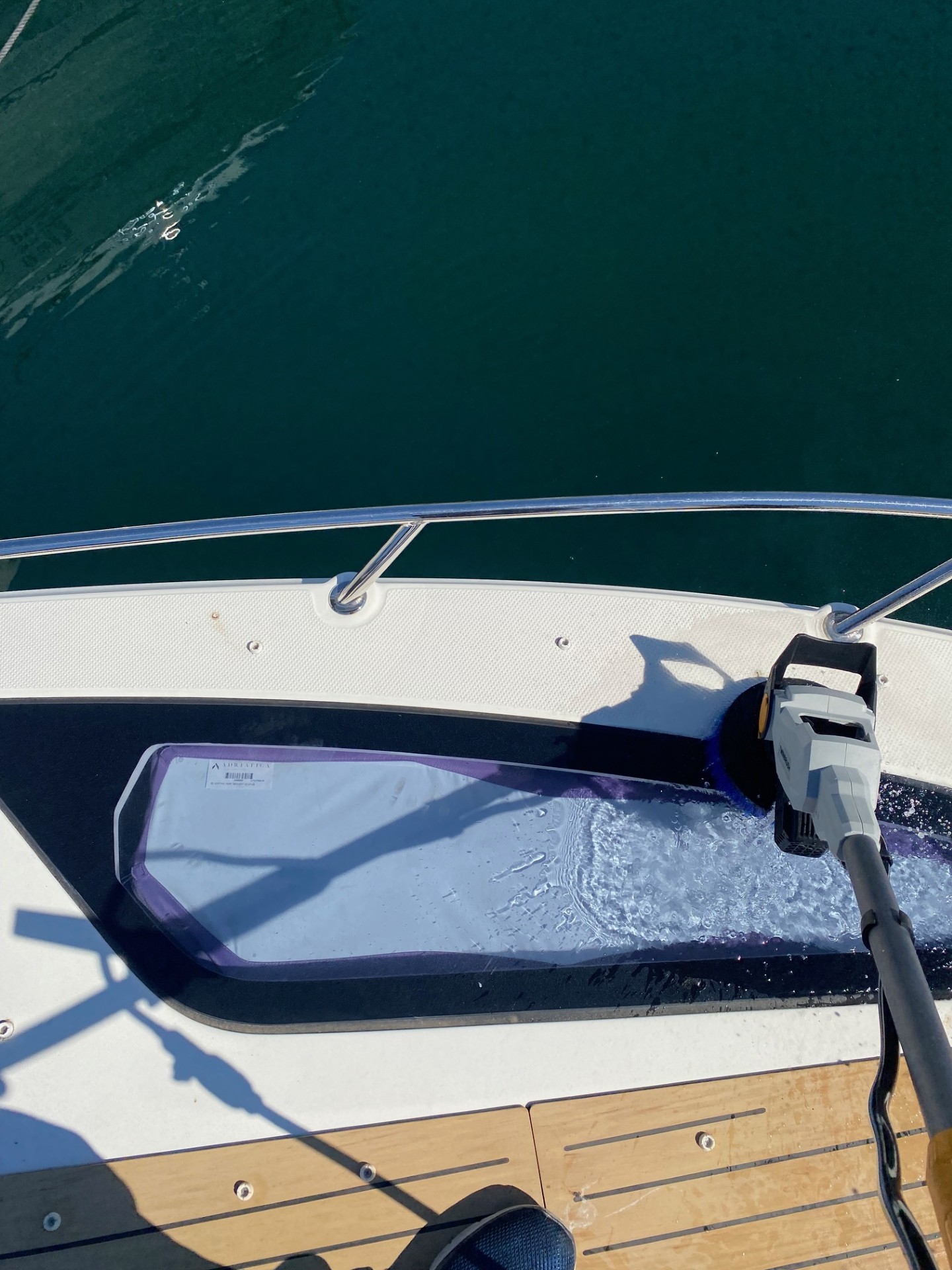 Nettoyage du pont d’un bateau sur le Léman